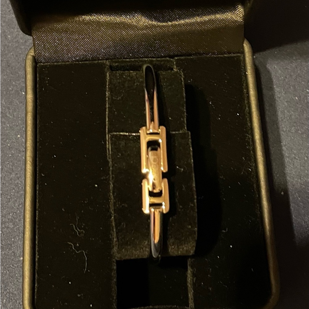 Gucci Black and Silver Square Face Watch - Picture 4 of 11